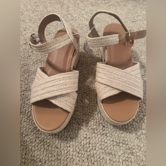 Old Navy Espadrille Cross-Strap Platform Sandals - Picture 5 of 5